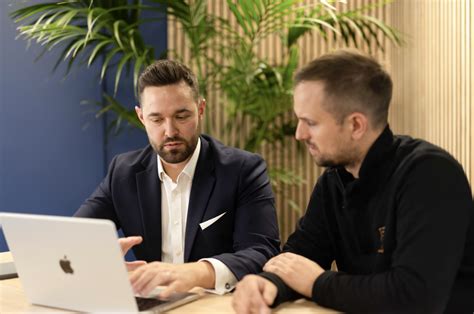 advantages  outsourcing  finance director role  businesses