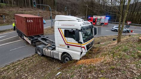 Wiehl Fahrer Will Herannahendem Rettungswagen Ausweichen Und Bersieht Lkw