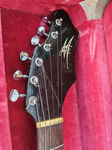 Can Anyone Help Me To Identify This Guitar R Guitars