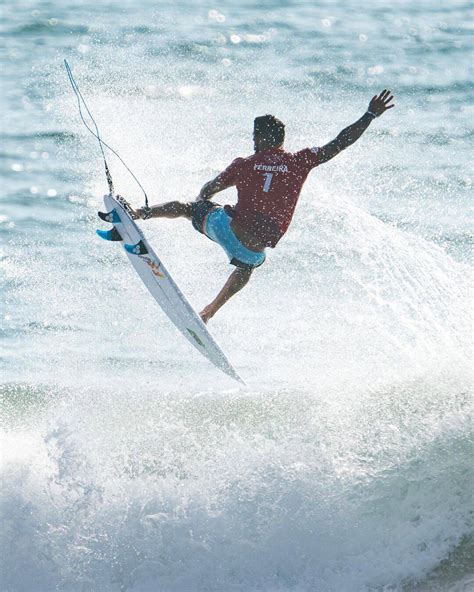 Ítalo Ferreira vence semifinal e vai para disputa do ouro no surfe