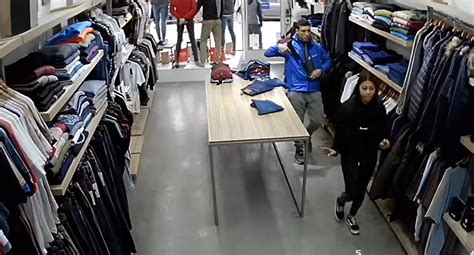 Dos Delincuentes Entraron A Robar A Un Local De Ropa Con Una Ametralladora En Rosario Diario