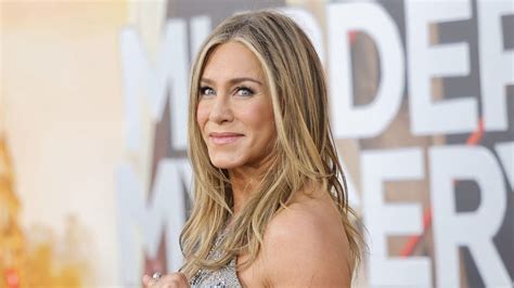 Jennifer Aniston Shows Off Sunkissed Glow Donning String Bikini In