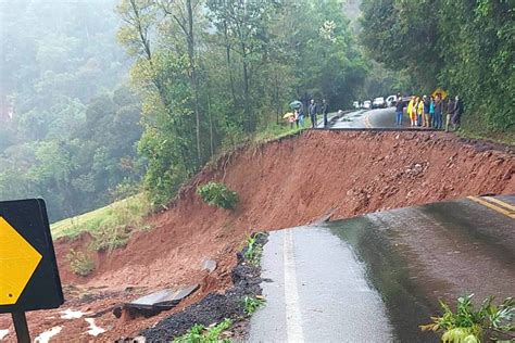 Chuvas Causam Deslizamento De Terra E Destrui O De Estradas No Paran