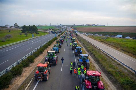 Tractoradas provocan cortes de tráfico en la AP 4 N IV y A 4 en Los