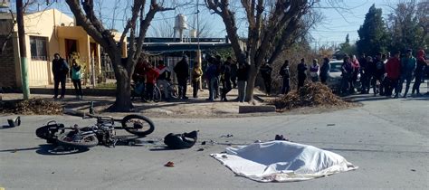 Un motociclista sin casco no pudo frenar a tiempo y murió al