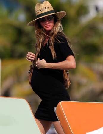 Gisele Bündchen enceinte à la plage en bikini Voici