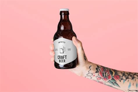 Maqueta De Etiqueta De Cerveza Mano Tatuada Sosteniendo Una Botella De