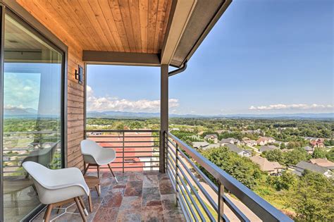 New! Luxe Asheville Home W/ Stunning Mountain View in Asheville w/ 4 BR (Sleeps8)