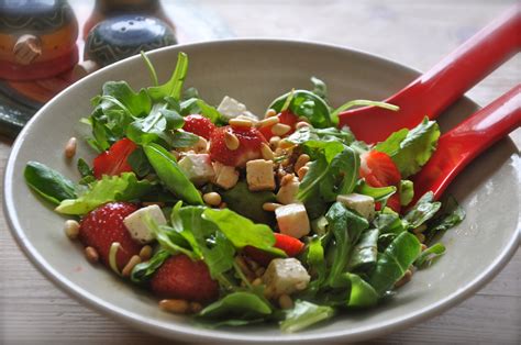 Salade Met Aardbeien Fetakaas En Spinazie Rocula