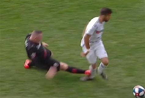 Wayne Rooney sees first MLS red card for horror tackle on Diego Rossi ...