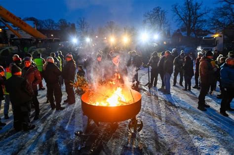 German Farmers Threaten Further Protests Over Fuel Subsidy Cuts