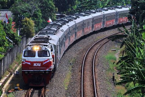 Lokomotif Merah Putih Lokomotif Special Livery Kemerdekaa Flickr