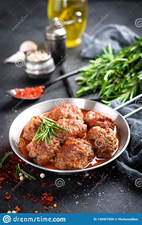 Alb Ndigas De La Carne De Vaca Con Las Especias En Salsa De Tomate Foto