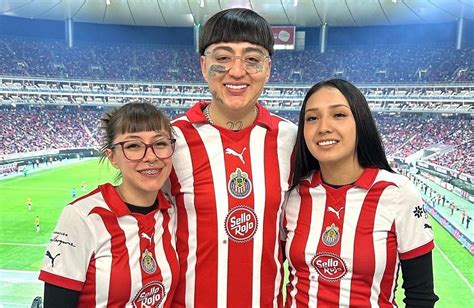 Poliamor Dani Flow Asiste Al Partido De Las Chivas Con Su Esposa Y