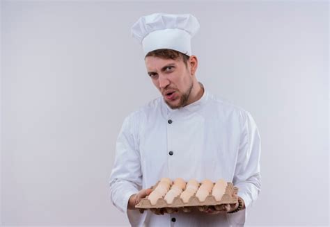 Um Jovem Chef Barbudo Descontente Vestindo Uniforme Branco De Fog O E