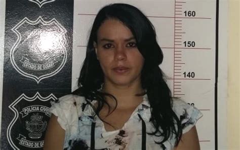 Jovem Presa Suspeita De Matar Amante Do Marido Na Frente Dos Filhos