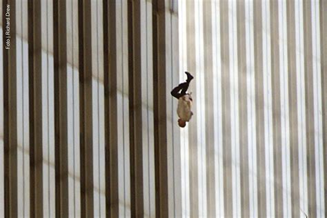 EUA A história por trás de icônica imagem de vítima caindo de torre do