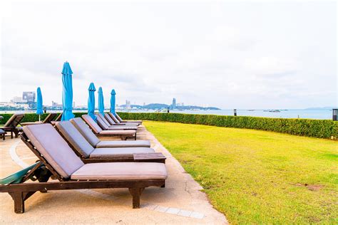 Chaise Piscine Ou Lit Piscine Et Parasol Autour De La Piscine Avec Fond