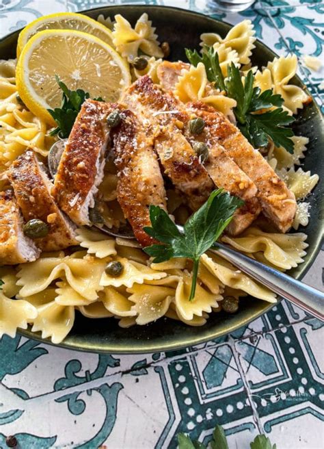 Meilleure Recette De Piccata Au Poulet Poulet Au Beurre Et Aux Câpres Au Citron Sur Des Pâtes