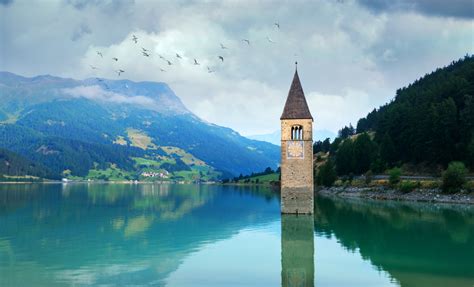 Lago di Resia in Val Venosta, un autentico spettacolo della natura - Info Turismo