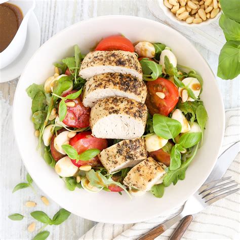 Gekräutertes Putenfilet mit Rucola Tomate und Mozzarella We love