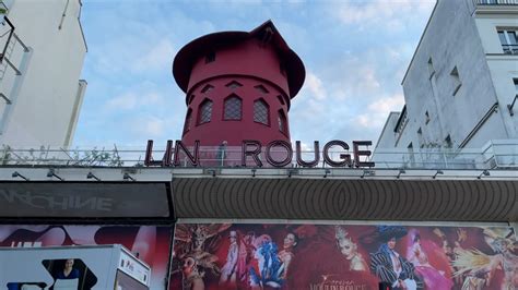 Paris Les Ailes Du Moulin Rouge Sont Tomb Es Dans La Nuit