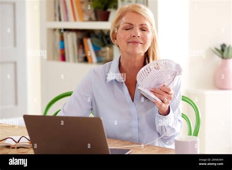 Mature Woman Fan Hot Banque De Photographies Et Dimages Haute