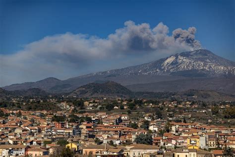 Etna In Eruzione Chiuso L Aeroporto Di Catania