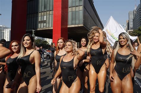 Las Candidatas A Miss Bumbum Desfilan En Las Calles De Brasil Metro