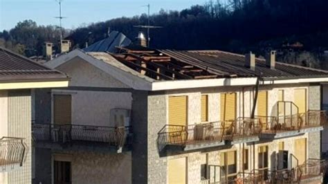 Cuorgn Aprile Vento Scoperchia Tetto Di Una Palazzina