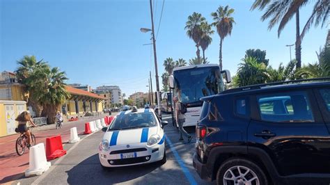 Pullman Turistici Parcheggiati Sui Posti Auto Il Pasticcio Del Comune