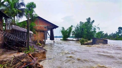 Assam Flood असम में भारी बारिश के बाद बाढ़ का कहर 142 गांव जलमग्न 33 हजार लोग प्रभावित 22