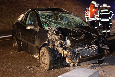 Uhingen Fahrer war betrunken Kleinwagen überschlägt sich auf der B10