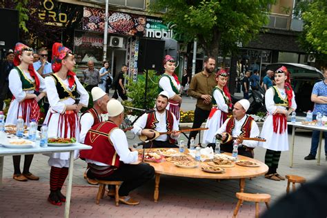 Në sheshin e Ferizajt u mbajt sofra tradicionale FerizajPress