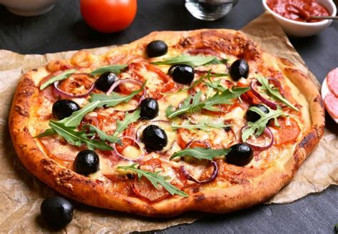 Pizza Met Tomaat Salami En Olijven Stock Foto Image Of Deeg Snel