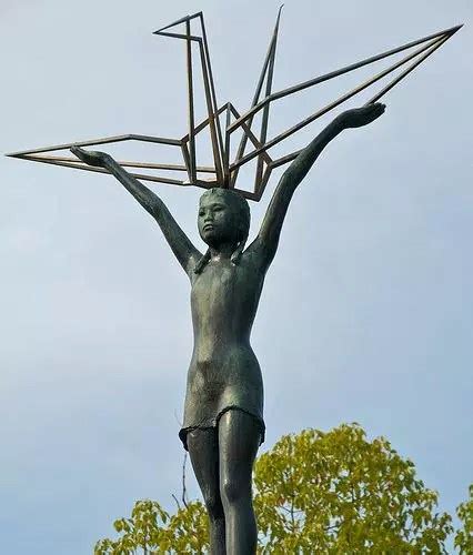 Estátua De Sadako Sasaki No Memorial Da Paz Das Criancas Em Hiroshima