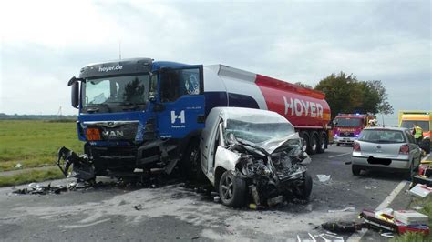 Horror Unfall in Stadland Frontal gegen Laster 22 jährige Fahrerin