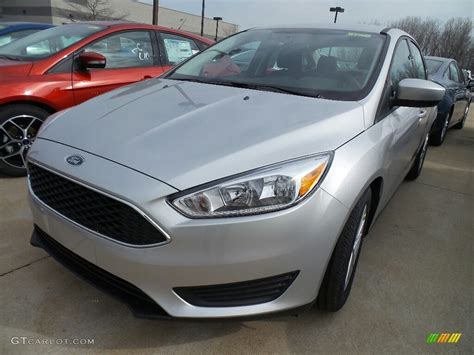 2018 Ingot Silver Ford Focus SE Sedan 126549821 GTCarLot Car