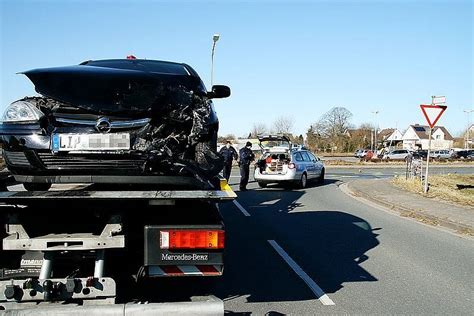 Drei Verletzte nach Zusammenstoß Lokale Nachrichten aus Lemgo LZ de