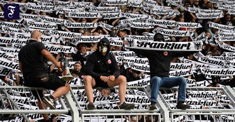 „problemverein“ Eintracht Frankfurt An Der Schwelle