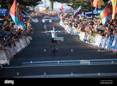 REMco Evenepoel de Bélgica celebra su victoria en el campeonato mundial