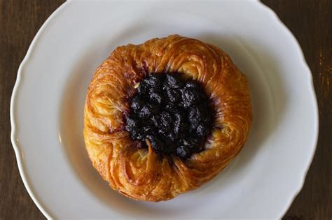 Croissant Aux Myrtilles Sur Plaque Blanche Boulangerie P Tisserie