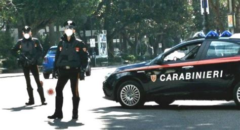 Napoli Non Si Fermano Allalt E Travolgono 2 Carabinieri Arrestati