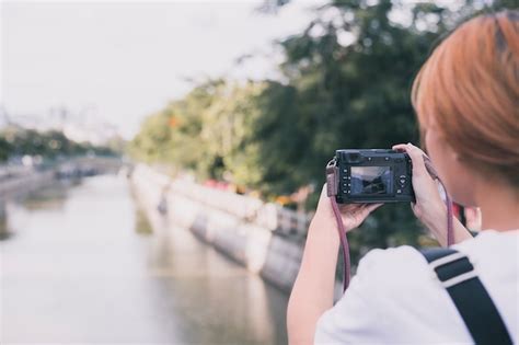 Mujer Que Toma La Imagen Del Paisaje Urbano Foto Gratis