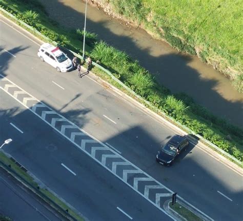 Motorista Perde Controle Do Carro E Colide Guard Rail Pr Ximo A