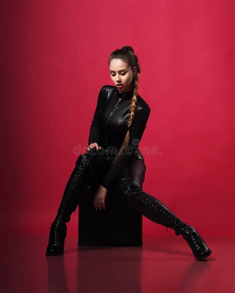 Brunette Sexy Girl Posando No Fundo Vermelho Foto De Stock Imagem De Forma Tudo 194778928