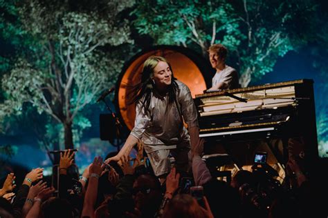 12.05.2019 – Billie Eilish – Apple Music Awards-32 | Sidewalk Hustle