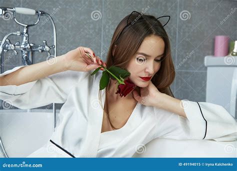 Femme Sexy Dans La Salle De Bains Dans La Saint Valentin Rose De Robe