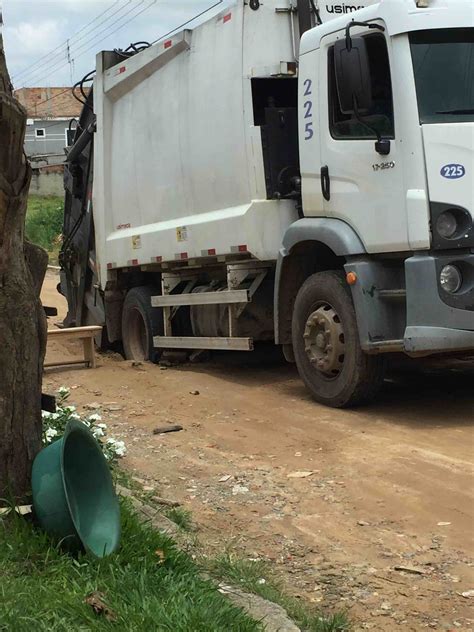 Caminh O Da Coleta De Lixo Atola Em Potim Sp Vale Do Para Ba E