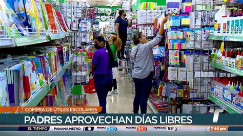 Padres De Familia Realizan Compras Escolares